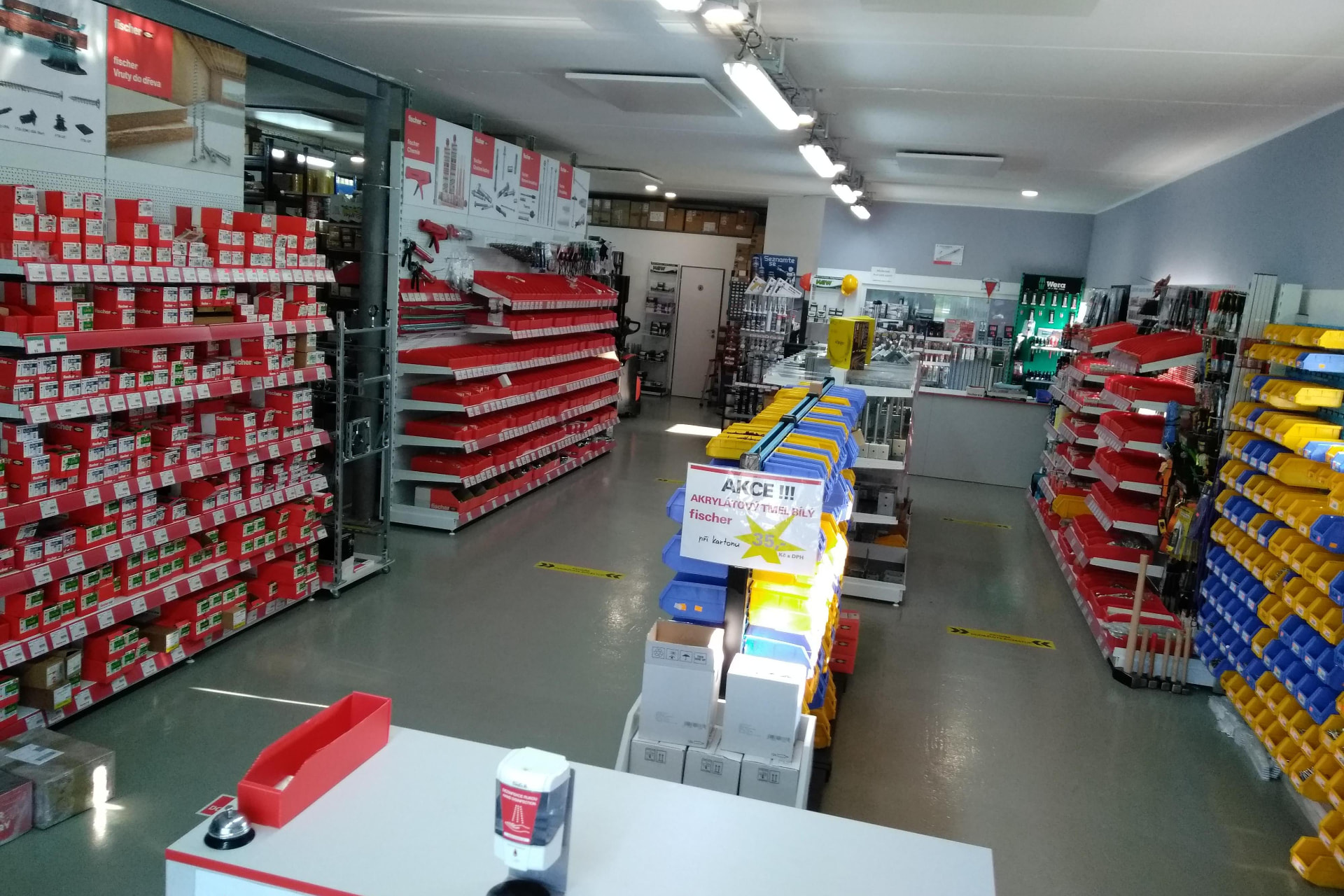Prodejna Cavar – pohled od pultu na regály se spojovacím materiálem